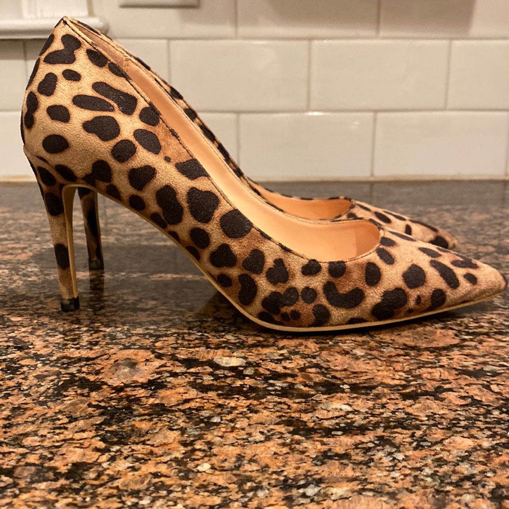 Lovirs Sz 7.5 Leopard Faux Suede Heels